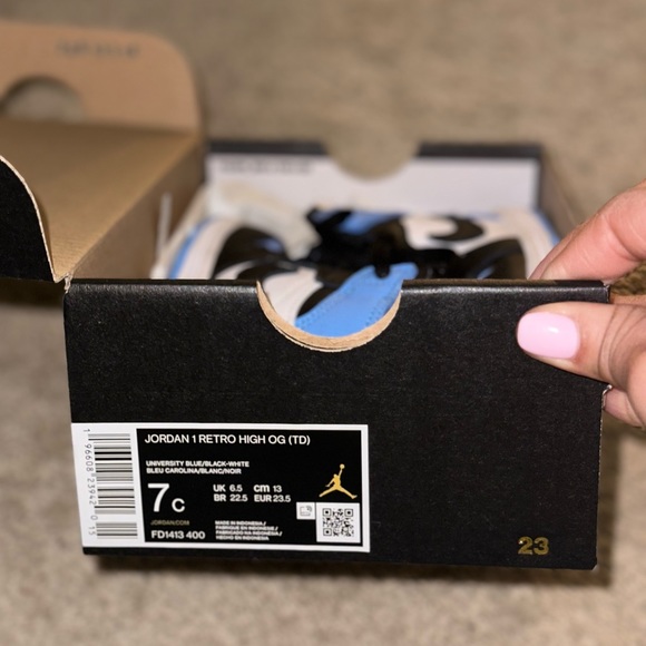 Jordan 1 Retro High OG - Picture 2 of 4